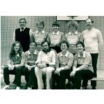 Erstmals holten sich 1975 die Faustball Frauen des TV Jahn den bayerischen Meistertitel in der Halle; h.v.l.: Vorstandsvorsitzender Herbert St�hler, Hella H�ckmann, Marion Reinhard, Irmi Walter und Abteilungsleiter Werner Wirsing; v.v.l.: Evelyn Rennert, Petra Lampert, Klaus Walter (Trainer), Gerti Wirsing und Inge Weber
