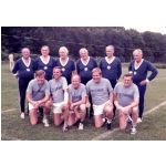 Familienfest auf dem Jahnplatz 1984: Faustball AH 70 gegen Vorstandschaft und Turnrat; h.v.l.: Richard Beyersd�rfer (71), Erich Hoppe (70), Hans B�hnlein (71) Heiner M�ller (74), Leo Frosch (63), Franz Ziroff (75); v.v.l.: Bernd Burger, Gerd Rosentritt, Hans Friedrich, Gerhard Nietsch, Karl-Heinz Niebel
