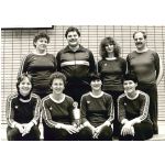 H�sbach 1984: Die Damen verteidigen ihren Titel 'Bayerischer Hallenmeister' erfolgreich; h.v.l.: Elvira Scheibe, Helmi M�usbacher (Trainer), Evelyn Rennert und Werner Wirsing (Abteilungsleiter); v.v.l.: Petra Lampert, Gerti Wirsing, Monika Huth und Inge Weber